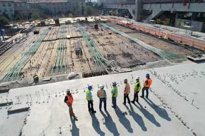 Equipo de contratistas en obra